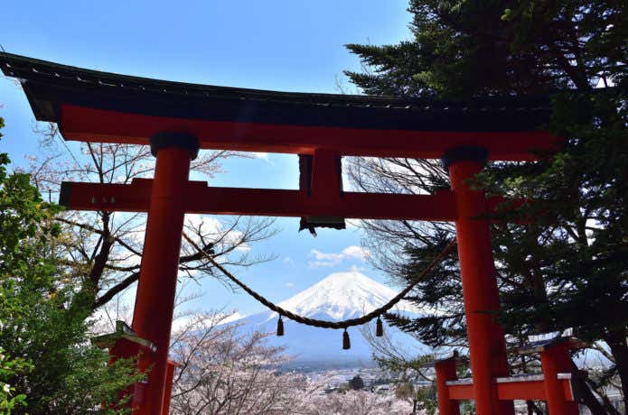 新倉富士浅間神社の鳥居からの富士山の眺望