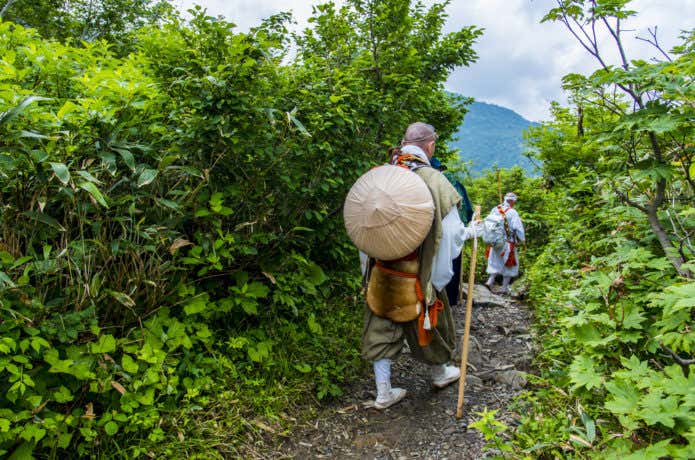 修験道を歩く男性