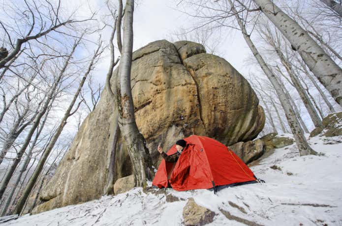 冬に登山する人