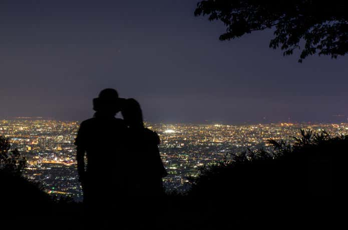 夜景を見るカップル