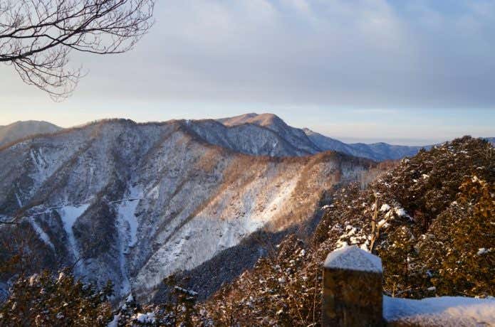 奥の院(妙法ヶ岳山頂)から霧藻ヶ峰を望む