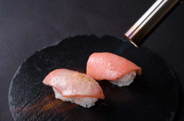 トーチバーナーで焼いた炙りマグロ