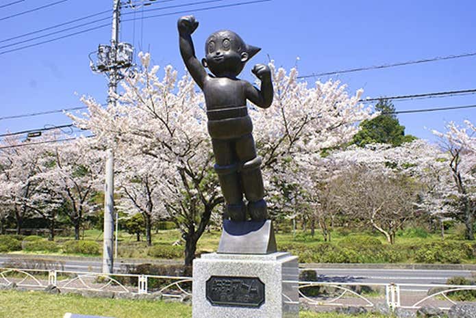 飯能の鉄腕アトム像と桜