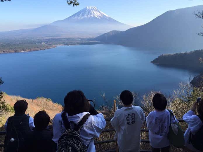 富士山を観光する人々(富士山世界遺産)