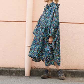 ポンチョタイプのレインウェア