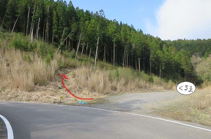 駐車場と登山道