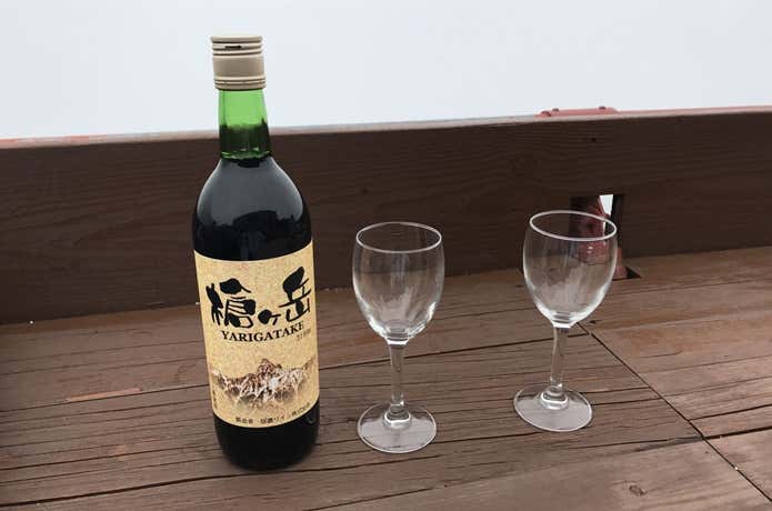 槍ヶ岳ワインとワイングラス2つ