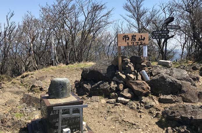 市房山の山頂
