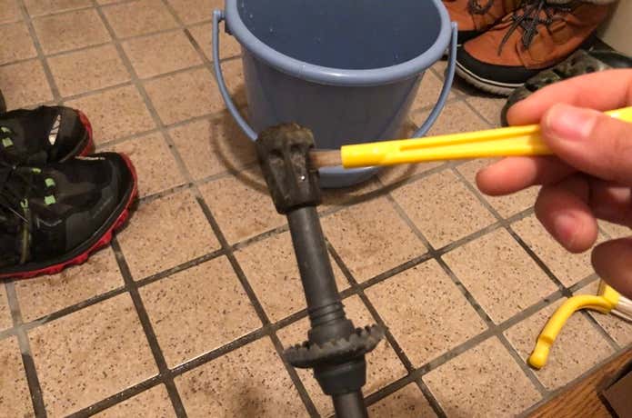 ブラシでポールのゴム部分を磨いているところ