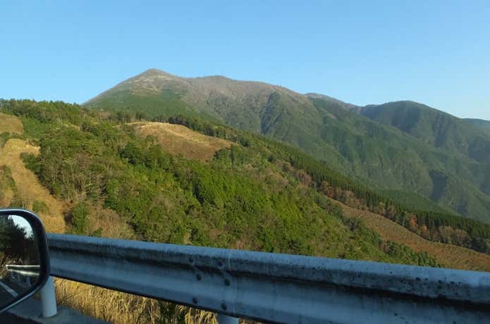 駐車場に続く道