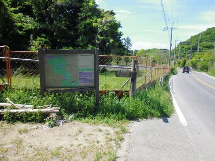 二上山の西を巻く登山道への道