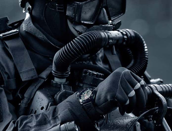 ルミノックスの腕時計を着用した軍人