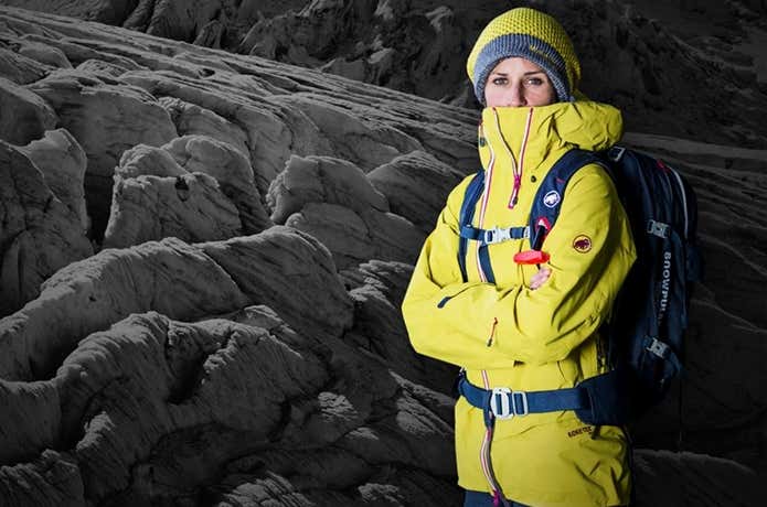 マムートのジャケットを着た女性登山者