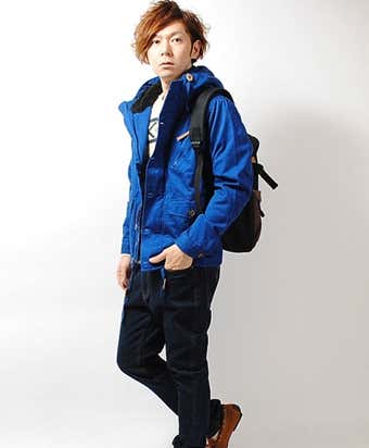 マウンテンパーカーを着こなす男性(マウンテンパーカー着こなし)