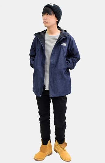 マウンテンパーカーを着こなす男性(マウンテンパーカー着こなし)