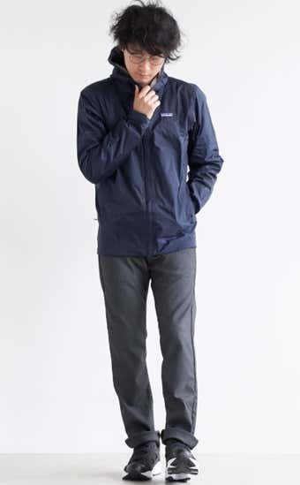 マウンテンパーカーを着こなす男性(マウンテンパーカー着こなし)