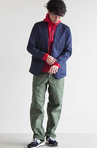 マウンテンパーカーを着こなす男性(マウンテンパーカー着こなし)