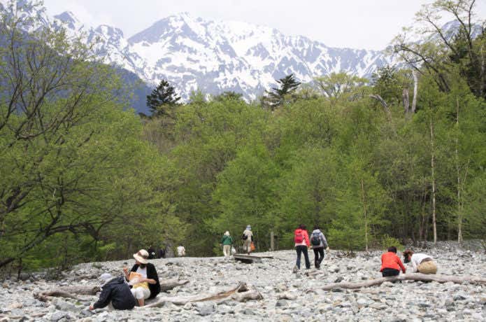 上高地でリゾート気分を味わっている人々(上高地天気)