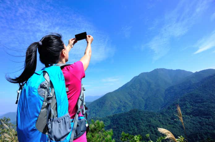 スマホで写真を撮る女性