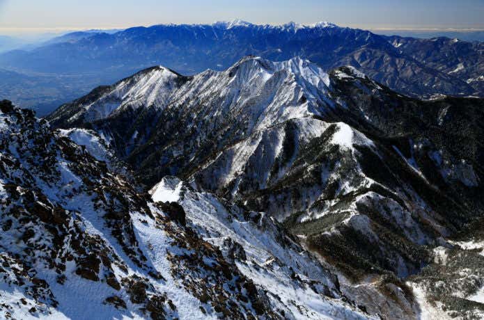 八ヶ岳・赤岳直下から権現岳と南アルプス北部の山々