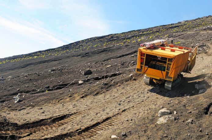 富士山を登るブルドーザー(世界遺産富士山)