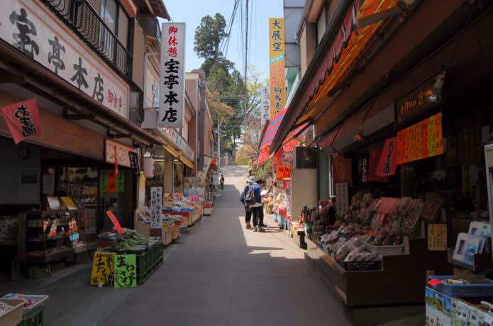 登山帰りにおみやげを買う人