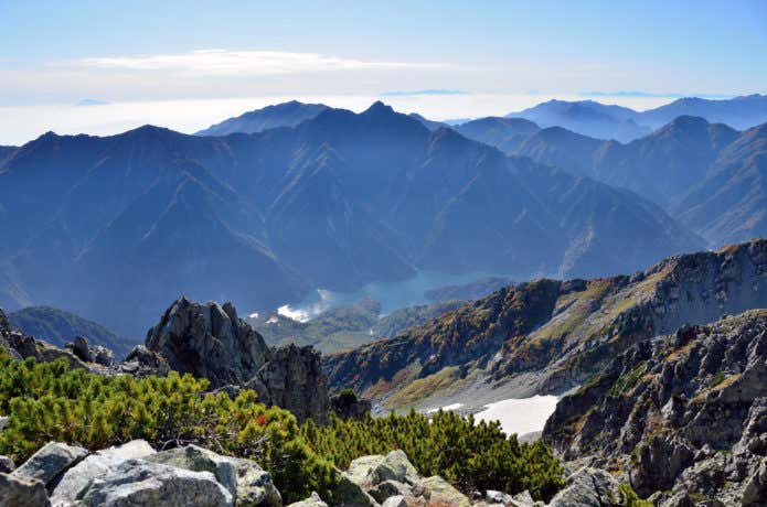 立山連峰の雪渓と黒部湖