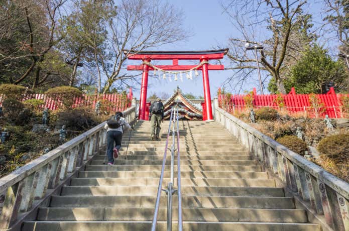 高尾山の歴史ある薬王院鳥居