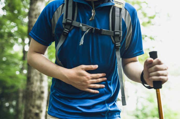 登山中腹痛に襲われる男性