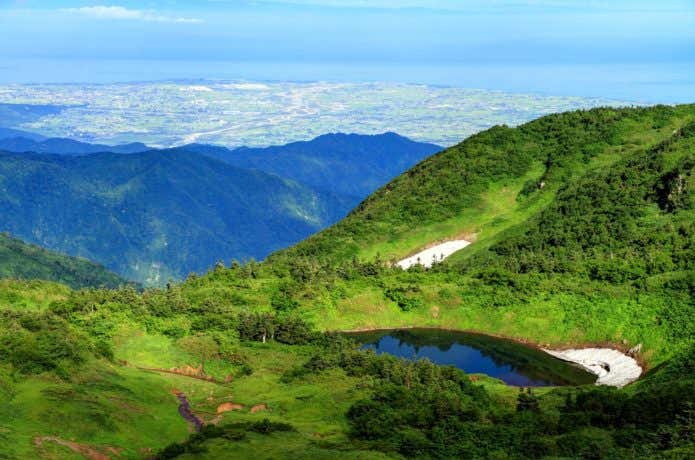 栂海新道から日本海を望む