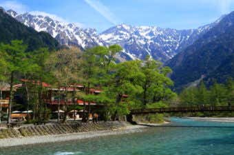 河童橋と穂高連峰を望む上高地の風景(上高地宿泊)