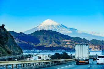 富士山を眺めながらのドライブ風景