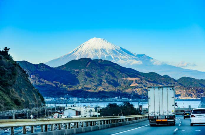 富士山を眺めながらのドライブ風景