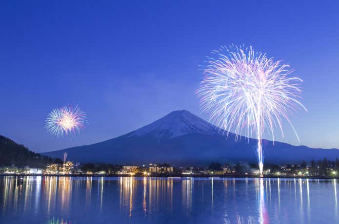 河口湖超しの富士山と花火