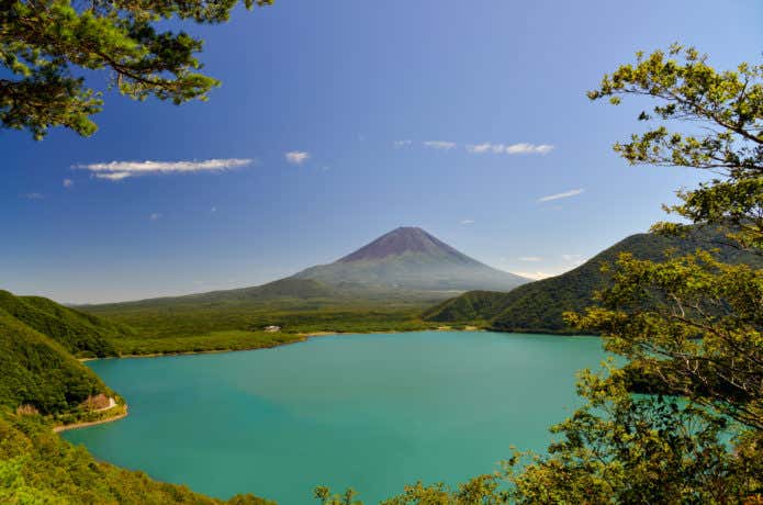 エメラルドグリーンの本栖湖