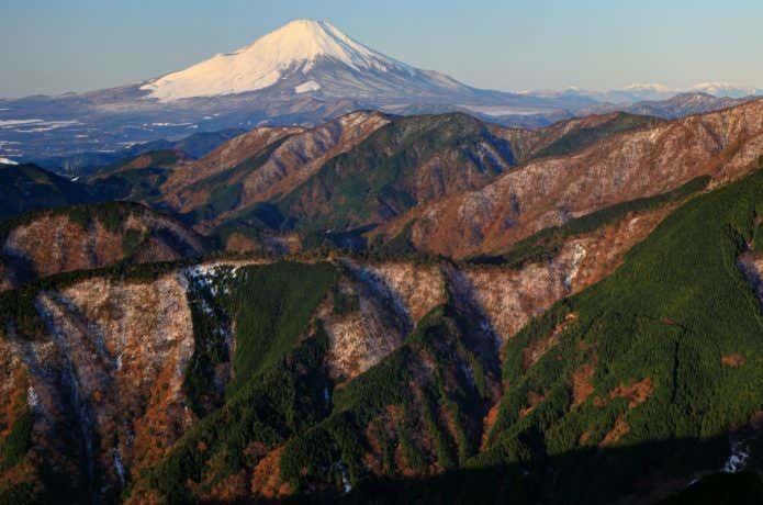 丹沢表尾根・三ノ塔から見る富士山と多く尾根・南アルプス遠望