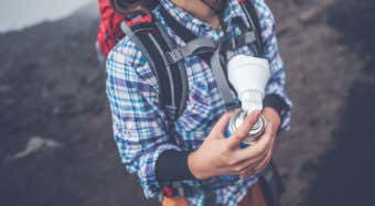 富士登山中に酸素を吸引する男性