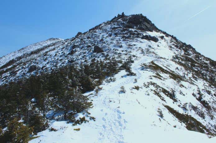 金峰山頂へ向かう稜線