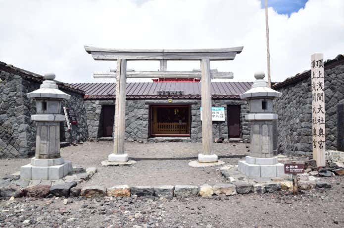 富士山の山頂にある浅間神社の鳥居