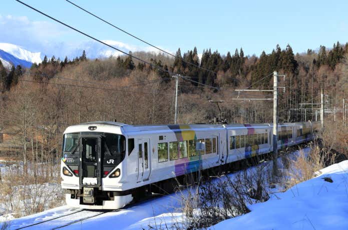 雪景色の大糸線を走る特急あずさ(上高地ツアー)