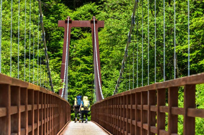 横尾大橋を渡る登山者