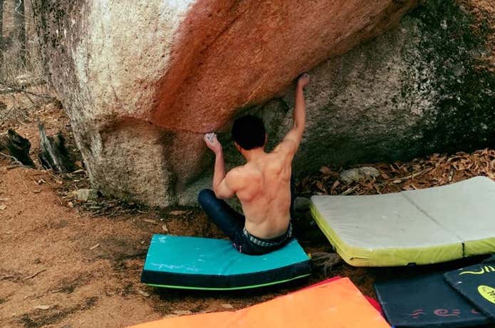 ボルダリングする男性の背中