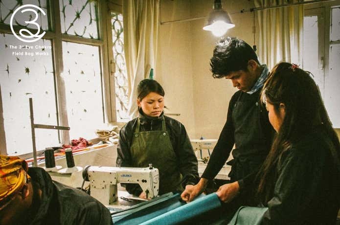 The 3rd Eye Chakraの工房で働くネパール現地の人々