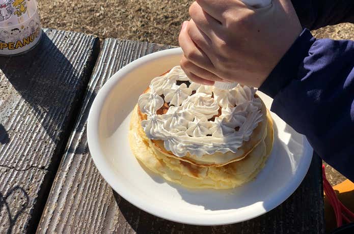 生クリームをデコレーション