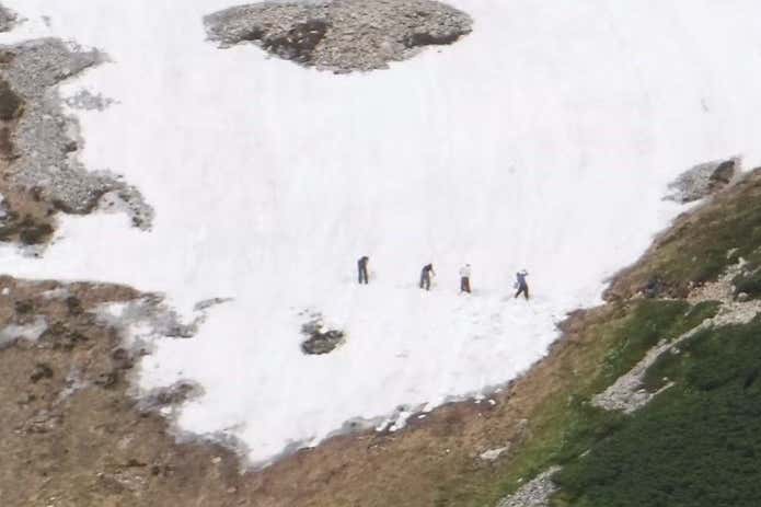 登山道の整備をする山小屋スタッフ