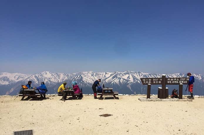 山小屋前の絶景のテラス