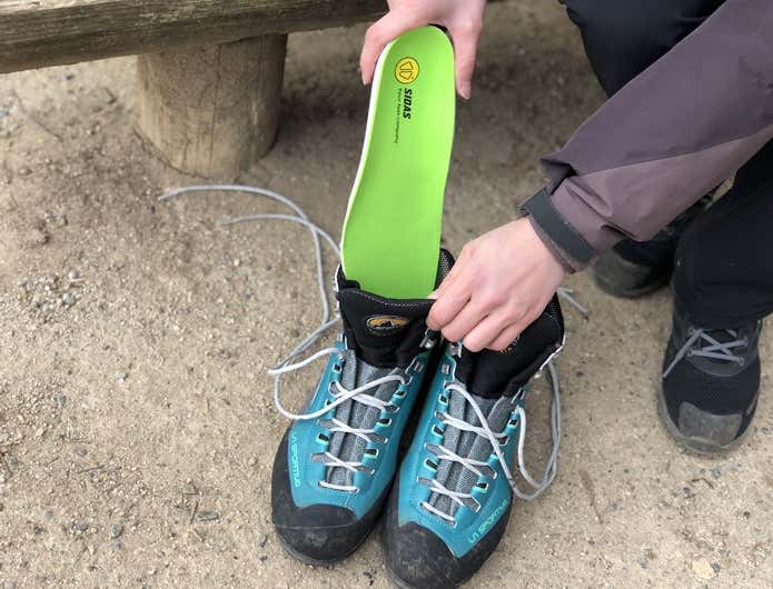 登山靴にインソールを入れる様子