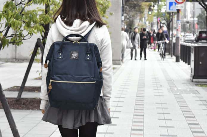 ネイビーのアネロのリュック