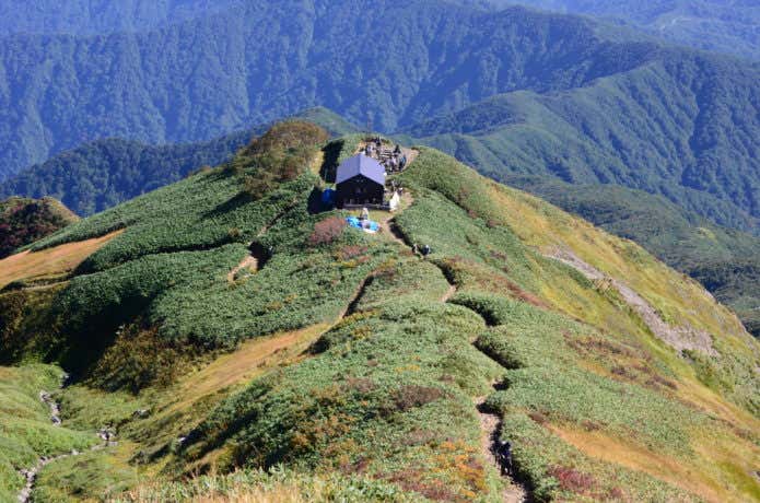 越後駒ケ岳山頂から見る駒ノ小屋