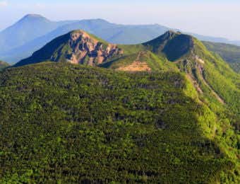 硫黄岳山頂から見る天狗岳